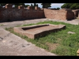 08476 ostia - regio v - insula iii - caseggiato dei lottatori (v,iii,1) (haus der ringer) - perystilium - bli ri nordwesten.jpg